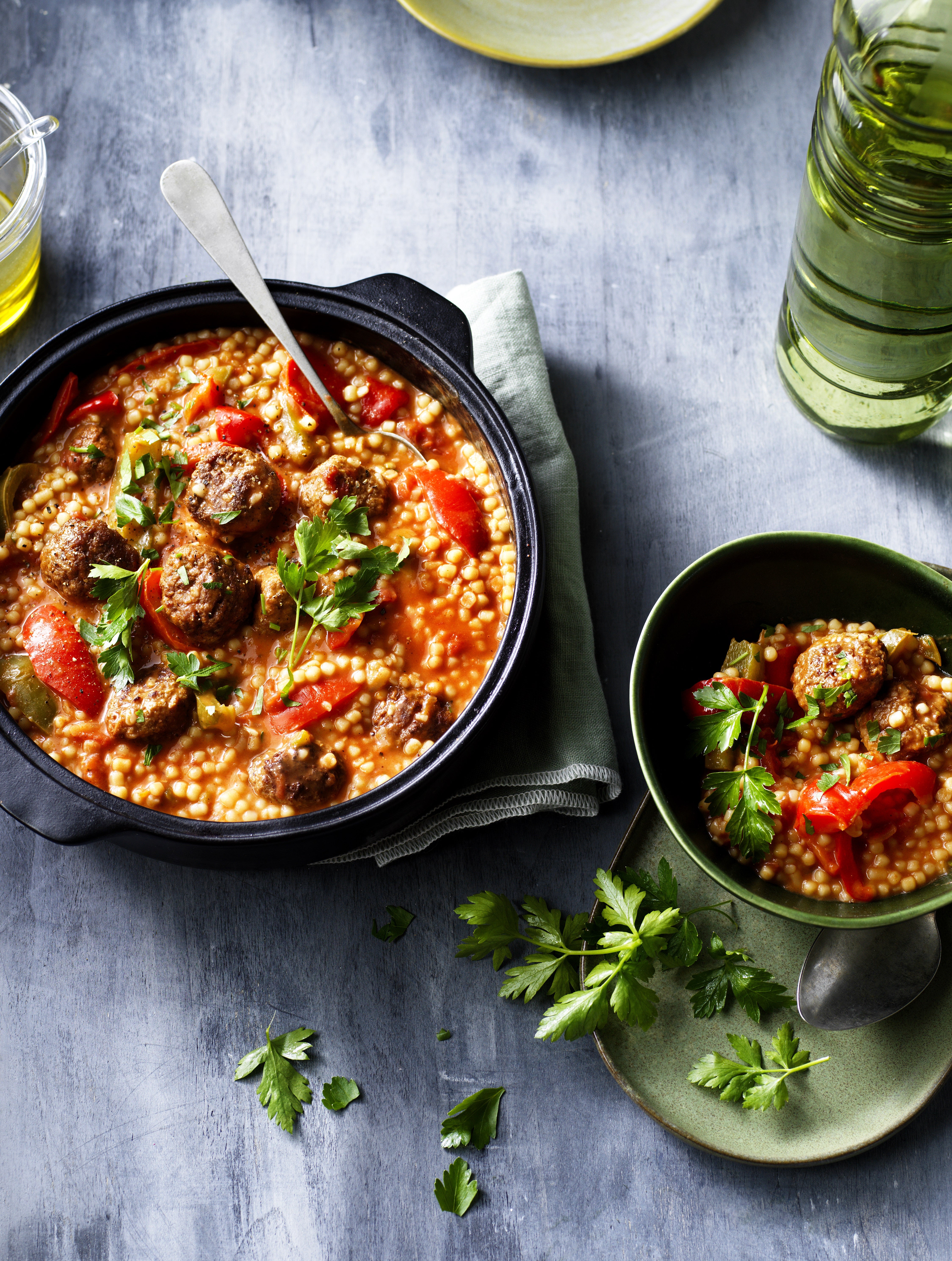 Perlový kuskus z jedné pánve s gulášem