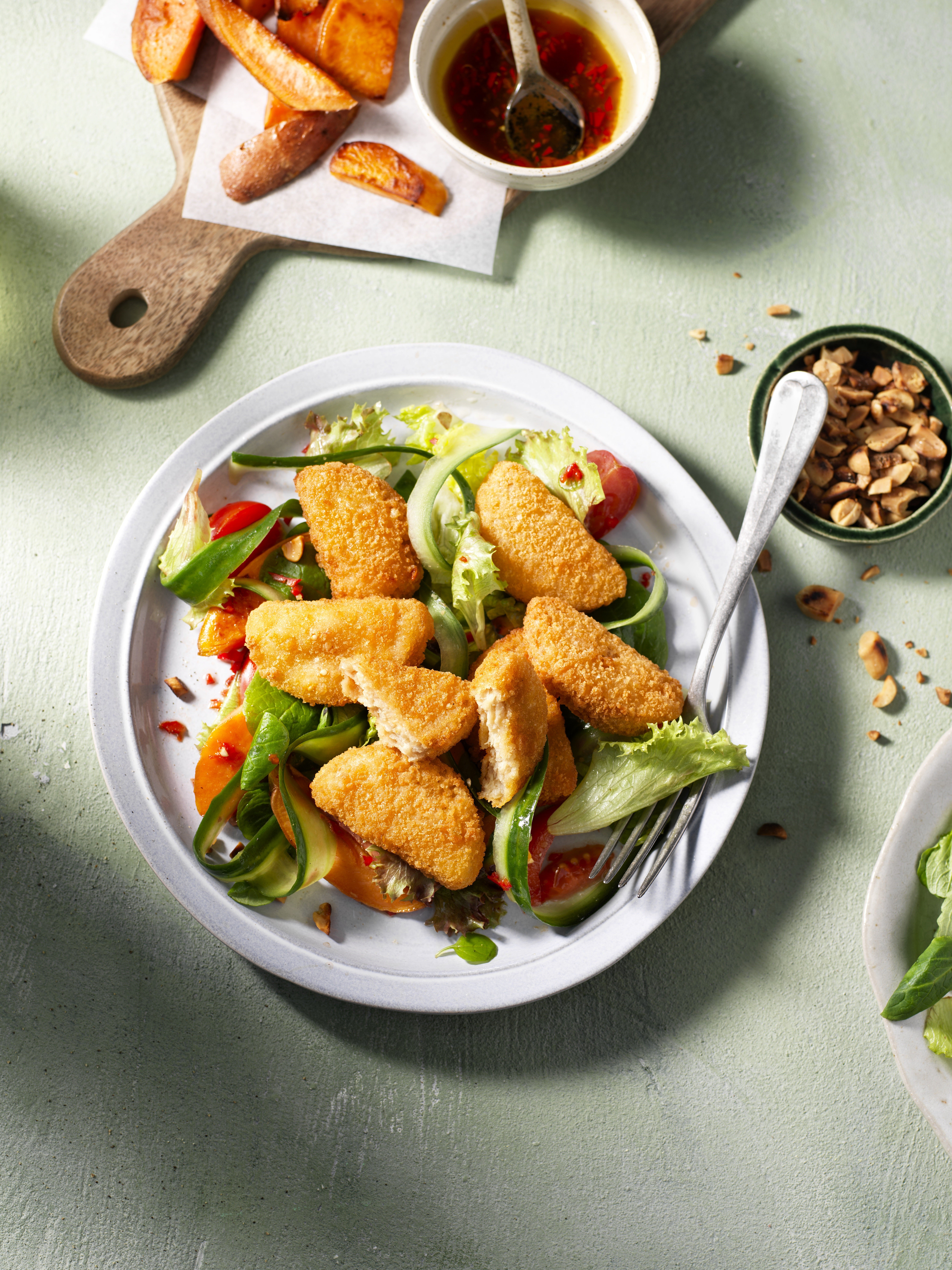 Křupavý nugetový salát s pečenými sladkými bramborami