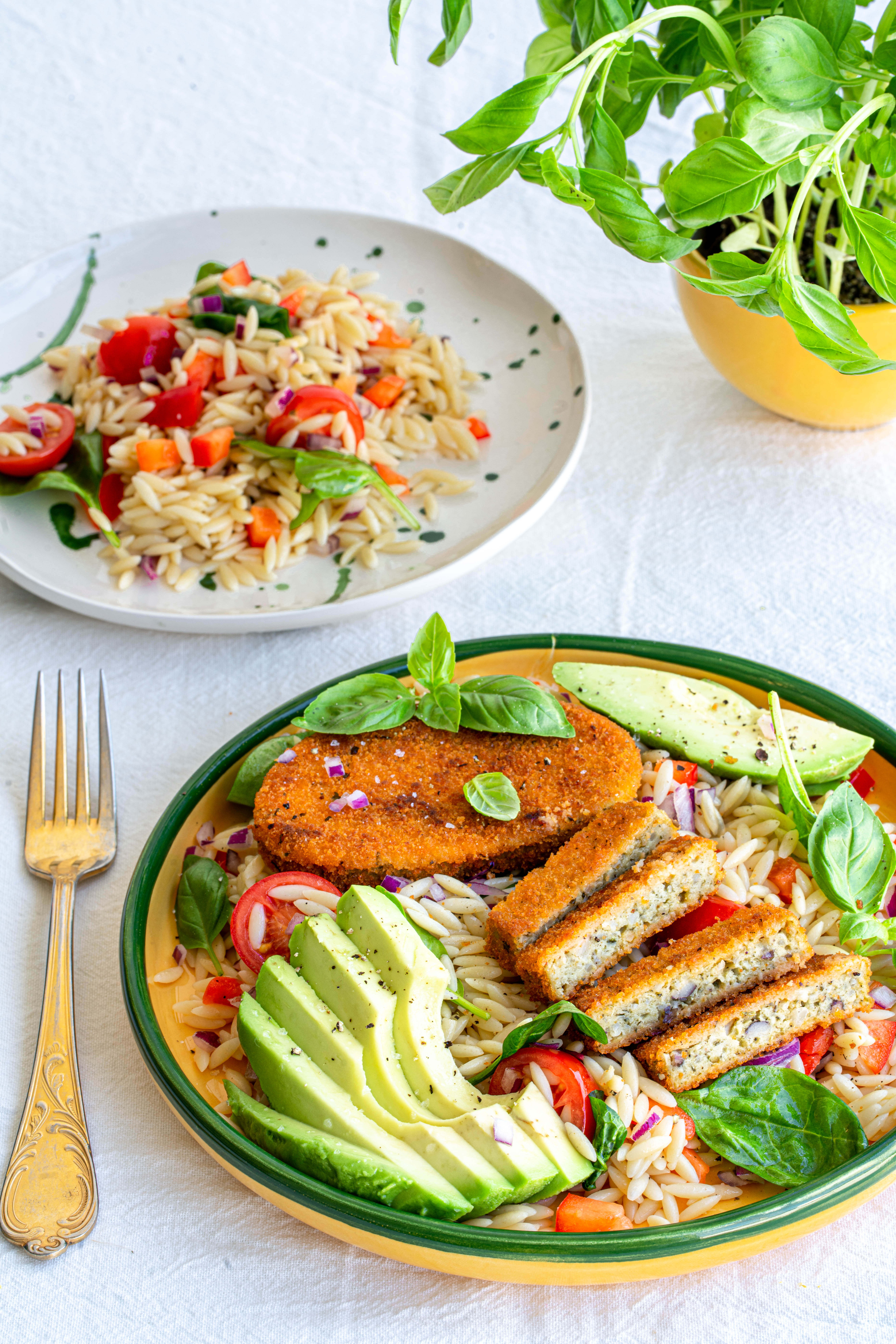 Orzo salát s květákovým řízkem Orzo salát s květákovým řízkem