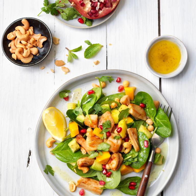 Salát s veggie nudličkami, cizrnou a granátovým jablkem Filet Pieces salát s ovocem a cizrnou