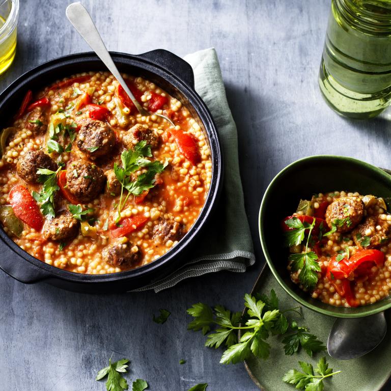 Perlový kuskus z jedné pánve s gulášem