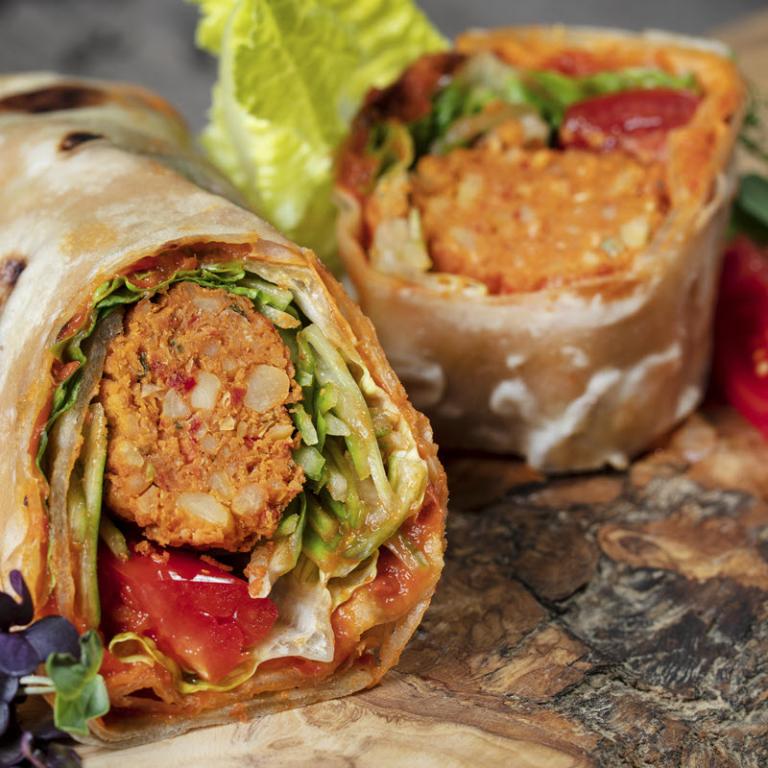 Pikantní zábal s veganským falafelem Pikantní zábal s veganským falafelem