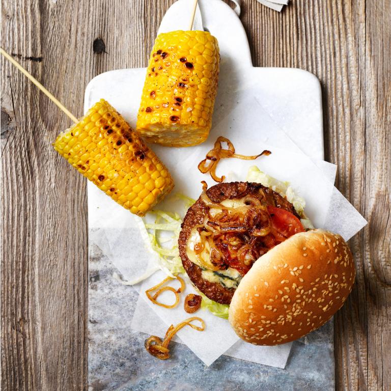 Tradiční cheeseburger Klasický cheeseburger s opečenou kukuřicí