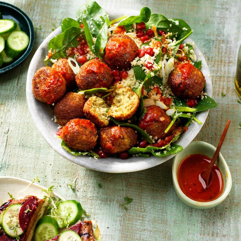 Salát z quinoa s falafelem